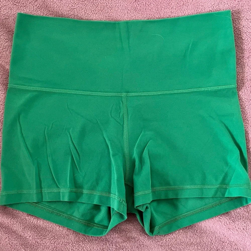 ARITZIA- Butter Cheeky Hi-Rise 3 inch Shorts - Picture 4 of 7